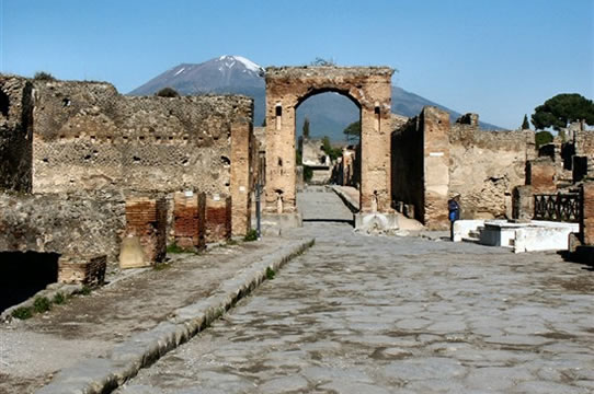 Visit the ruins of Pompeii with Lentino private driver